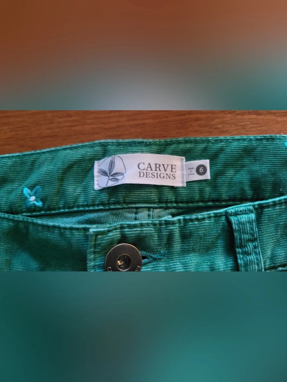 NWT Carve Design 4in Embroidered Shorts